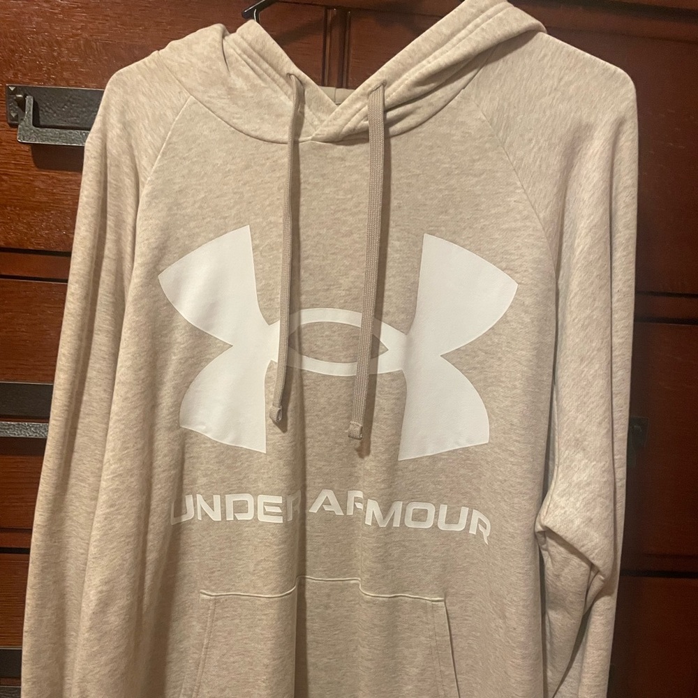 NWT Mens 2XL tan and white Under Armour sweatshirt